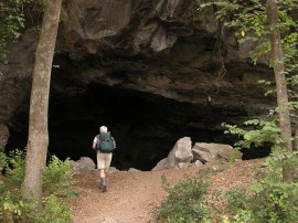 caverne sul sentiero
che passa a mezzacosta
sul lago di Albano
(17695 bytes)